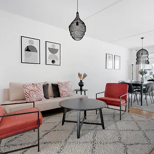 Sanders Arena - Precious Three-bedroom Close To Metro Station Apartment