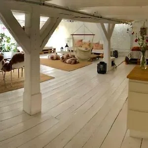 A Charming And Beautiful Oasis In The Heart Of Apartment